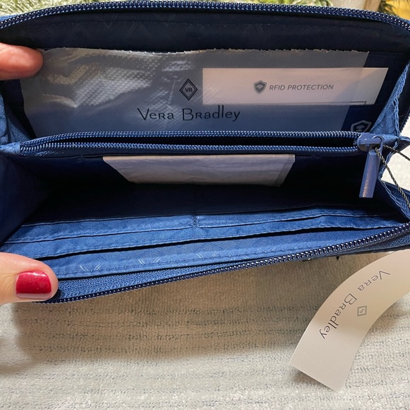 Vera Bradley NWT Ultralight RFID Accordion Wristlet - Picture 4 of 4